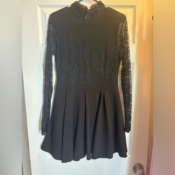 Black long sleeve dress with lace sleeves. - Picture 1 of 6